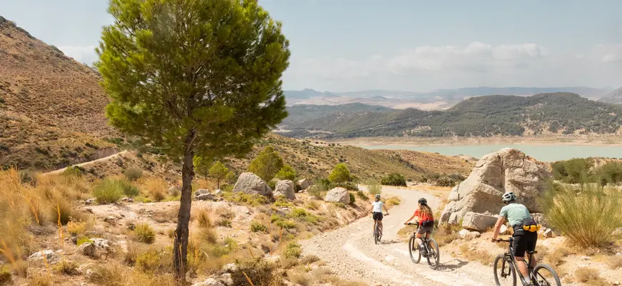 Ciclistas en ruta e-bike descendiendo hacia el pantano de El Chorro, Málaga
