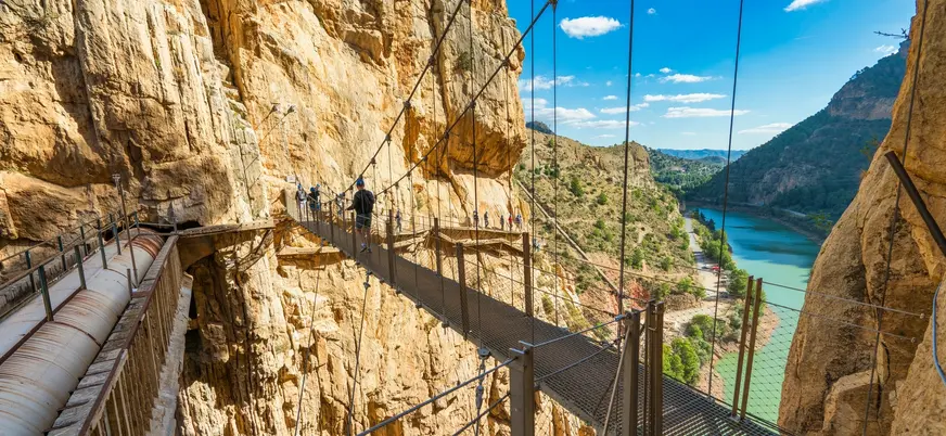 Senderistas cruzando el puente colgante del Caminito del Rey, Málaga
