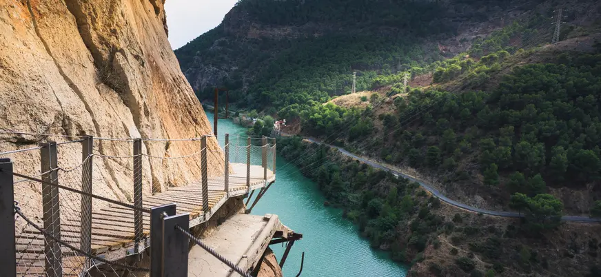 Pasarela de madera del Caminito del Rey sobre el río Guadalhorce, El Chorro