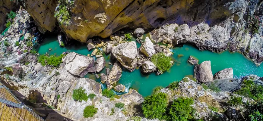 Vista cenital del río Guadalhorce desde el Caminito del Rey, El Chorro