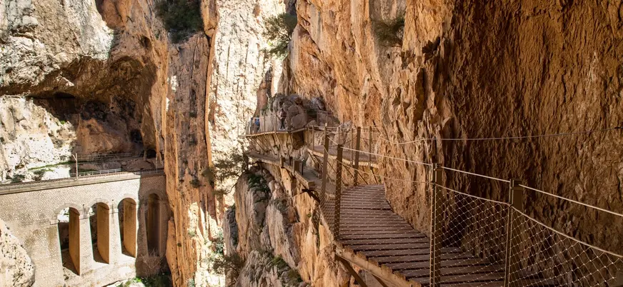 Pasarelas del Caminito del Rey junto a la vía del tren en el desfiladero, Málaga