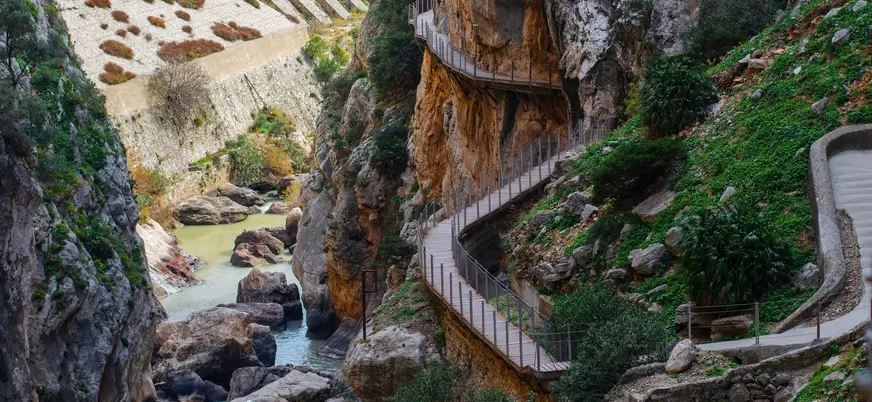 Pasarelas serpenteantes del Caminito del Rey sobre el río en El Chorro, Málaga