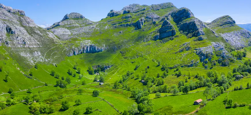 Montañas y prados verdes en los Valles Pasiegos de Cantabria.