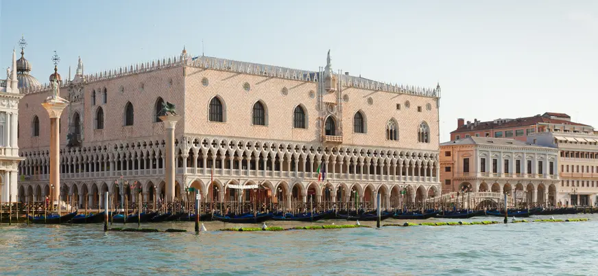 Fachada del Palacio Ducal frente al canal en Venecia