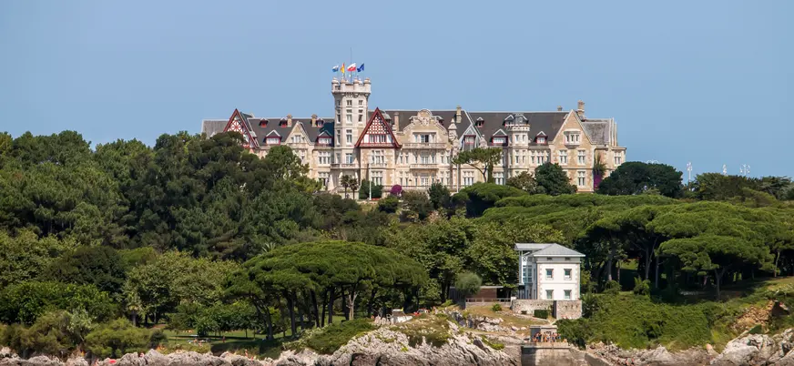 Vista de la península de la Magdalena y su palacio en Santander