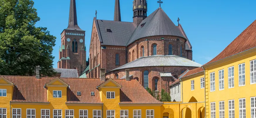Catedral de Roskilde junto al antiguo palacio real en Roskilde, Dinamarca