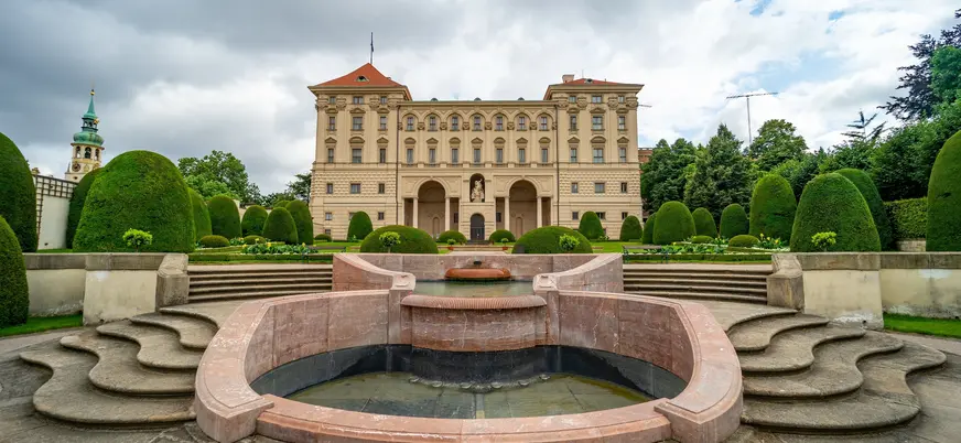Jardines y fuente del Palacio Czernin en Praga