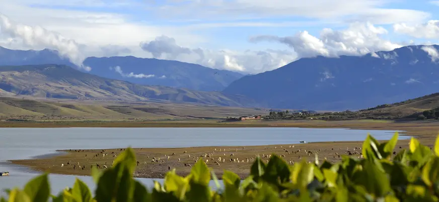 Vista panorámica del lago Takerkoust cerca de Marrakech, Marruecos