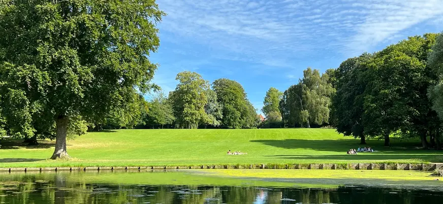 Parque urbano Byparken junto al lago en Roskilde, Dinamarca