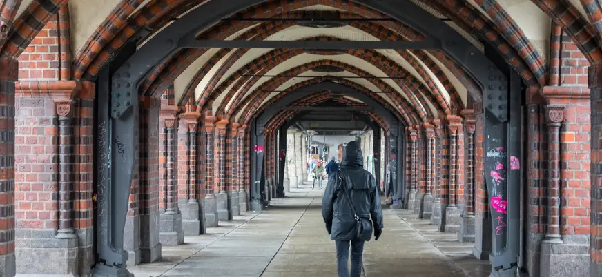 paseando por puente oberbaum berlin alemania