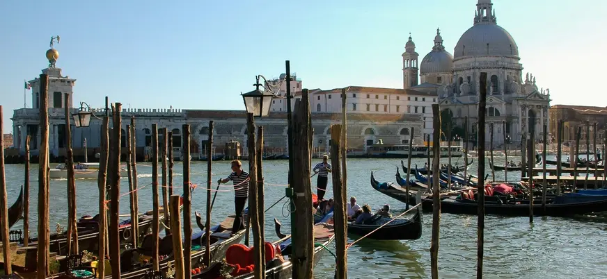 Góndolas atracadas en el Gran Canal de Venecia junto a la Basílica della Salute