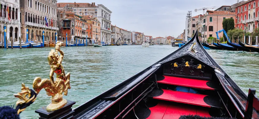 Vista desde una góndola navegando por el Gran Canal de Venecia en paseo privado
