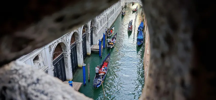 Góndolas navegando por un canal cercano al Puente de los Suspiros en Venecia