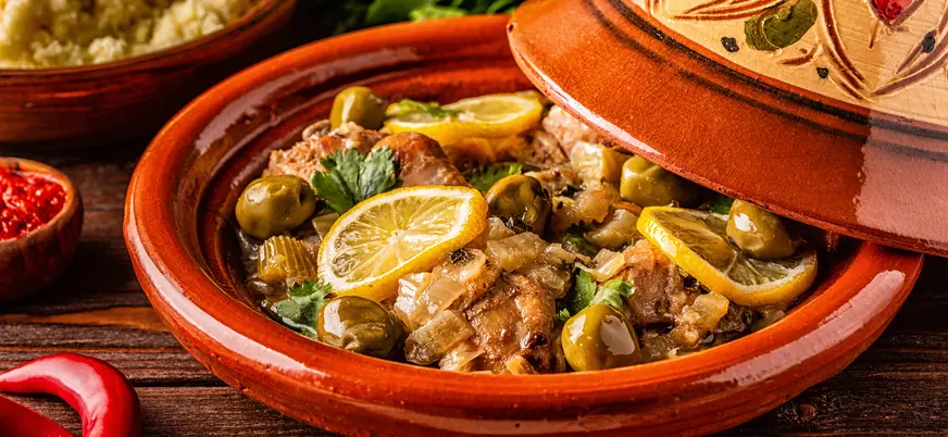 Tajín de pollo tradicional marroquí servido en Marruecos