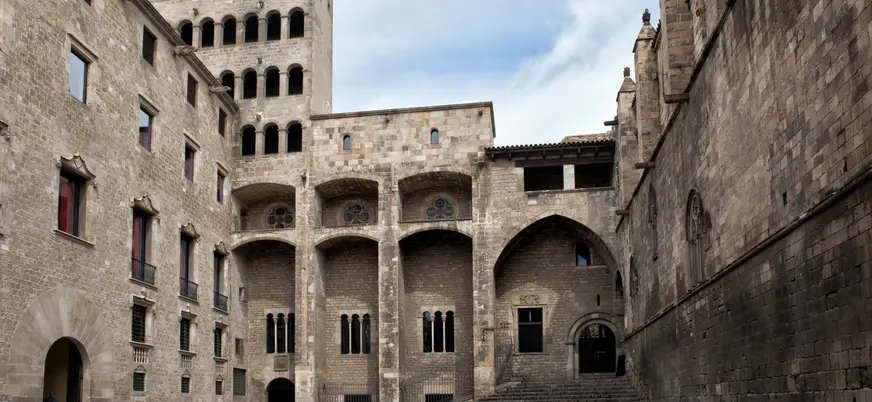Vista interior de la Plaza del Rey en el Barrio Gótico de Barcelona