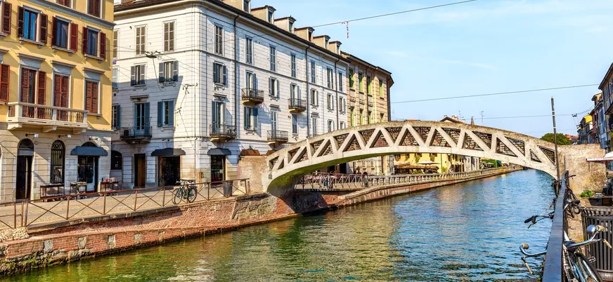 Puente Alda sobre el canal Navigli en el barrio de Navigli, Milán