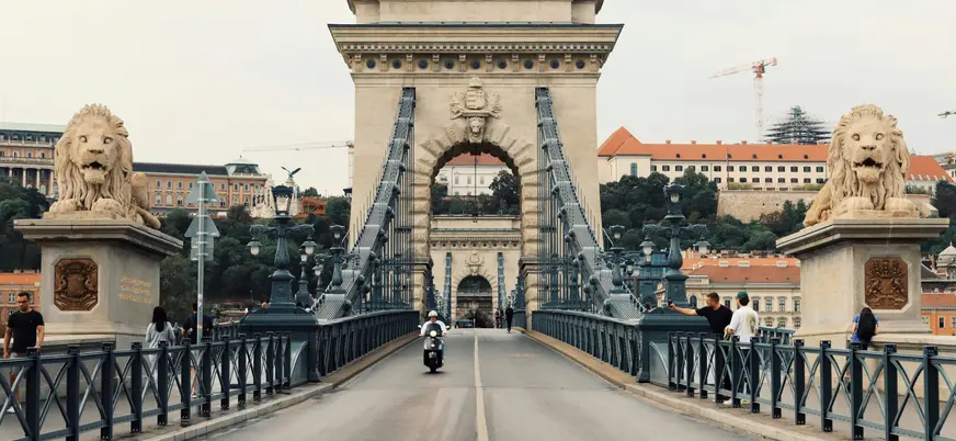 Vista frontal del Puente de las Cadenas con sus leones en Budapest