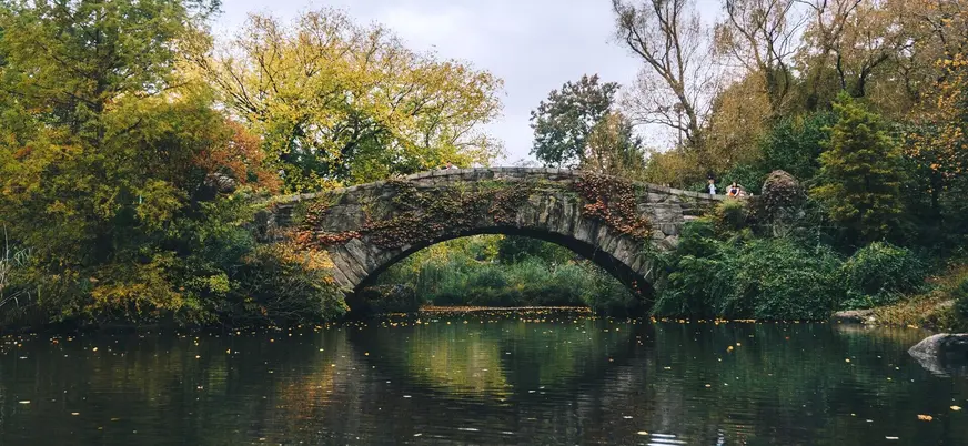 Puente Gapstow sobre el lago en Central Park, Nueva York, Estados Unidos