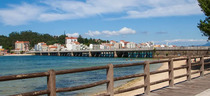Puente que une O Grove con la Isla de la Toja visto desde el paseo marítimo