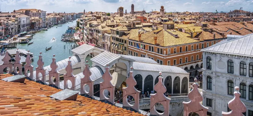 Vista del Puente de Rialto sobre el Gran Canal en Venecia