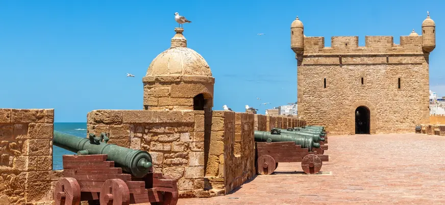 Cañones y muralla del puerto de Essaouira, Marruecos