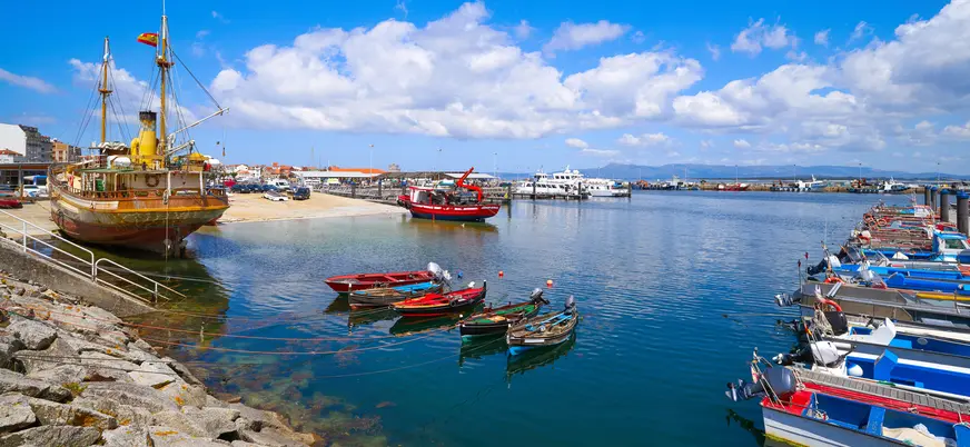 Barcos y dornas amarrados en el puerto pesquero de O Grove, Pontevedra
