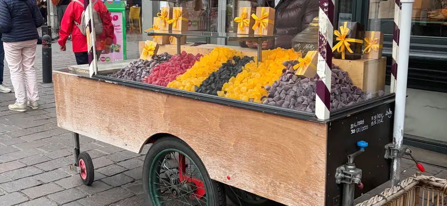 puesto callejero con dulces tradicionales de gante cuberdons