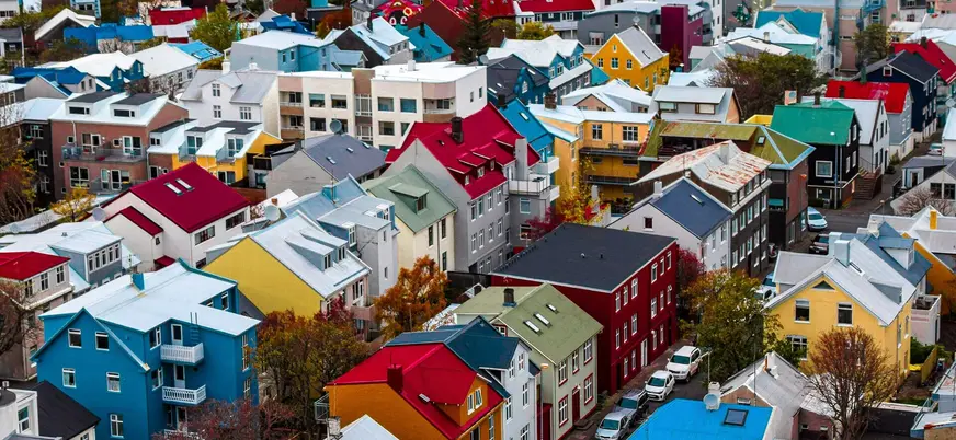 Casas coloridas del centro de Reikiavik, Islandia, vistas desde lo alto con techos rojos, azules y amarillos.