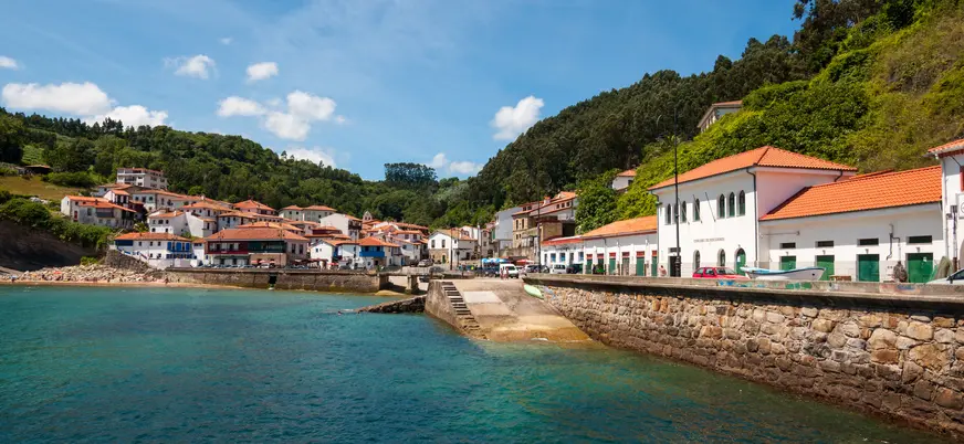 Puerto y casas blancas de la villa marinera de Tazones junto al mar Cantábrico