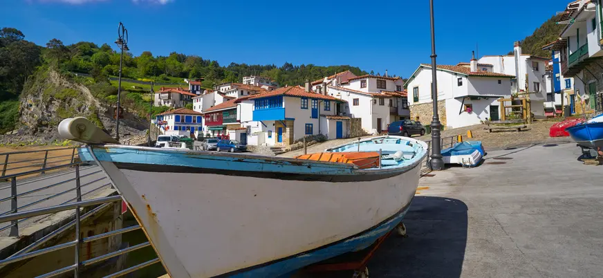 Bote de madera en el puerto de Tazones