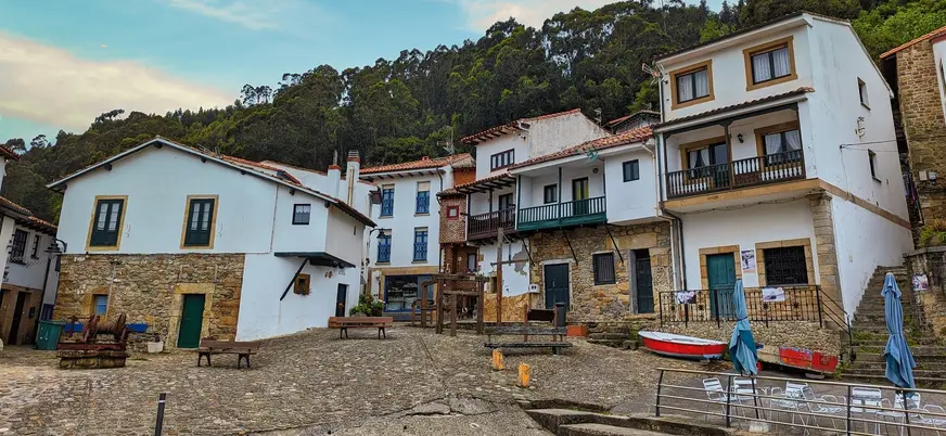 Plaza empedrada y arquitectura tradicional marinera en Tazones, Asturias