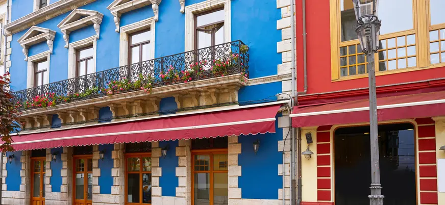Fachadas y arquitectura tradicional del casco histórico de Llanes