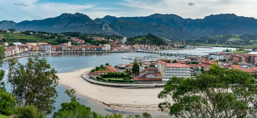 Panorámica de Ribadesella con la ría del Sella, la playa y montañas de fondo