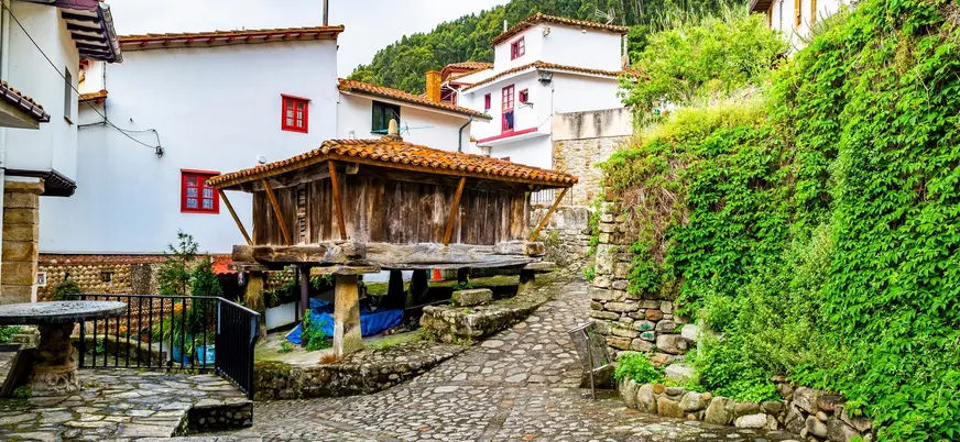 Hórreo tradicional de madera en una calle empedrada de Tazones, Asturias