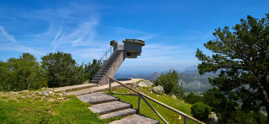 Plataforma del Mirador del Fitu con escaleras hacia vistas de montaña y mar de Asturias
