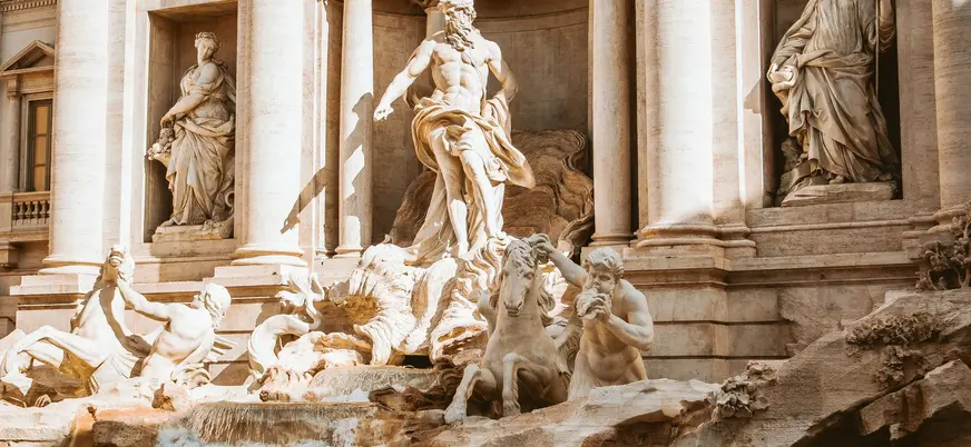 Fontana di Trevi en Roma, Italia, con esculturas de mármol y agua cristalina
