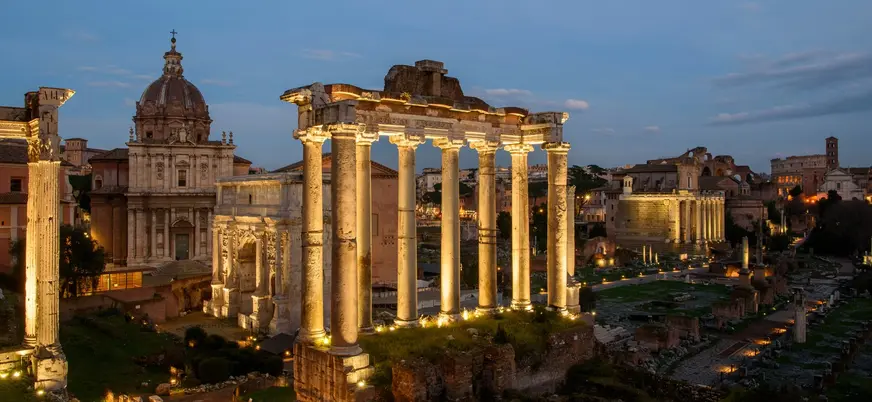 Ruinas del Foro Romano al anochecer con templos y columnas en Roma