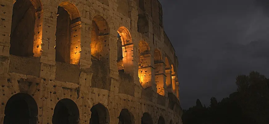 Coliseo de Roma iluminado de noche