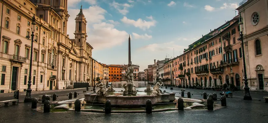 Plaza Navona en Roma, Italia, con su fuente central y edificios históricos