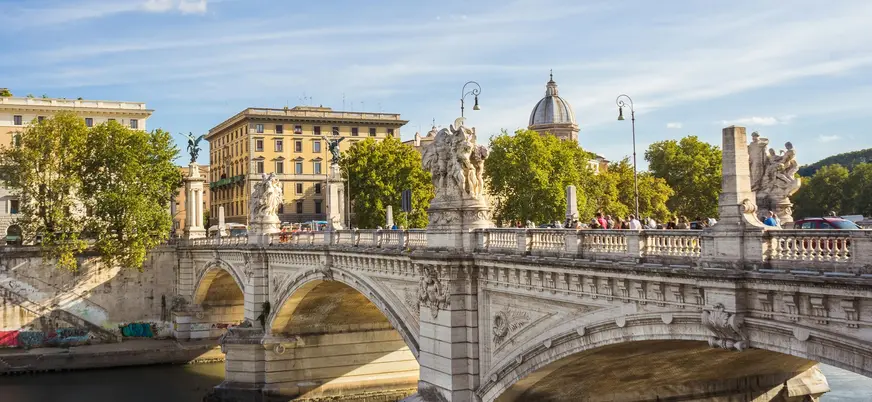 Puente Vittorio Emanuele II en Roma, Italia, con esculturas y vista urbana