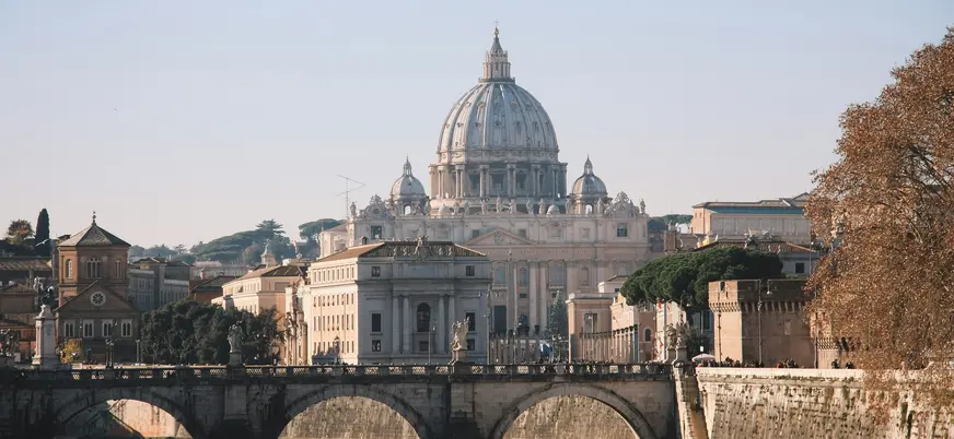 Basílica de San Pedro en Roma vista desde el puente Sant’Angelo en día soleado