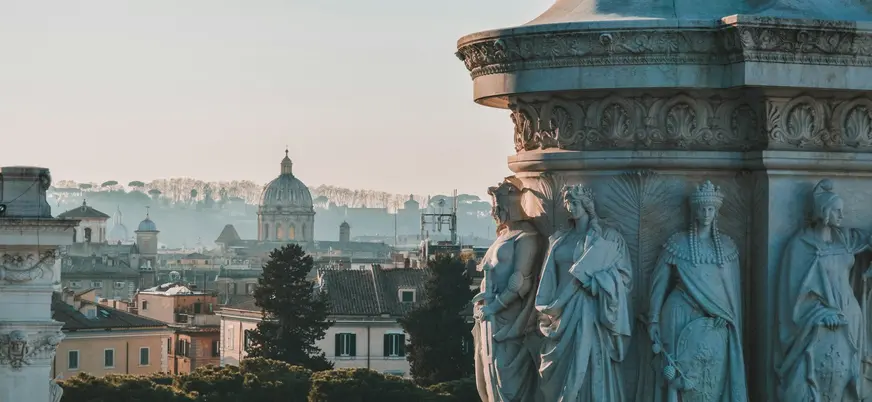 Vistas de Roma al atardecer desde el Vittoriano con esculturas de mármol