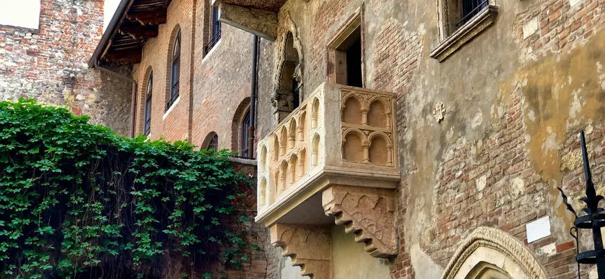 Balcón de Julieta en la Casa di Giulietta del centro histórico de Verona, Italia
