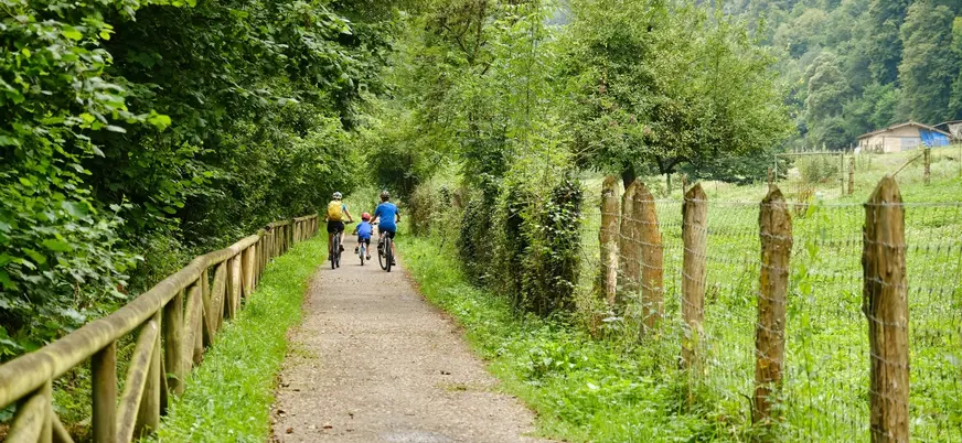 Familia en bicicleta por la Senda del Oso, Asturias