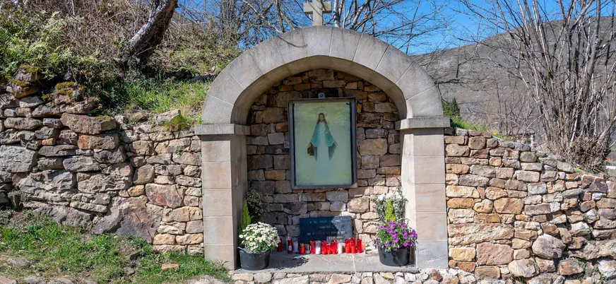 Ermita de piedra con una imagen de la Virgen en San Sebastián de Garabandal, Cantabria, utilizada como punto de oración en el camino.