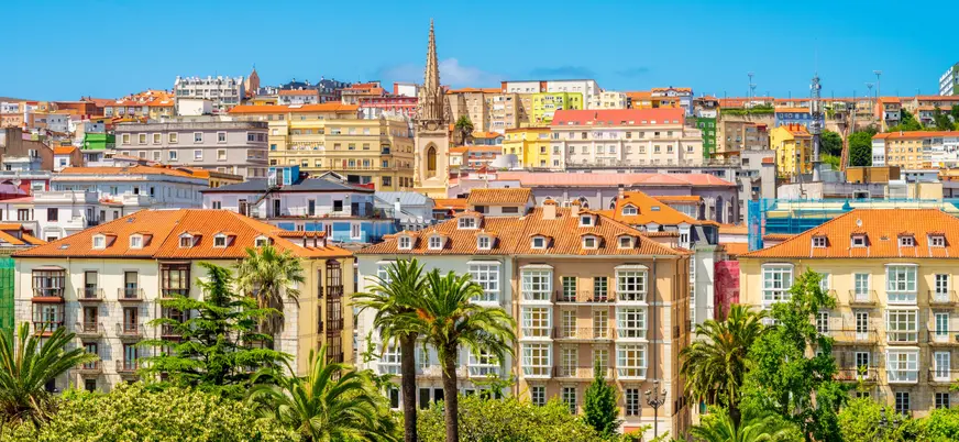 Panorámica del centro de Santander con edificios y palmeras, Cantabria