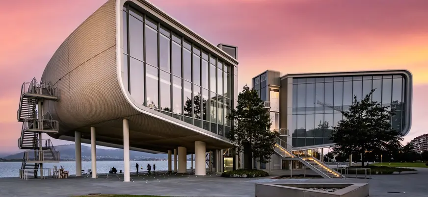 El edificio Botín en la bahía de Santander
