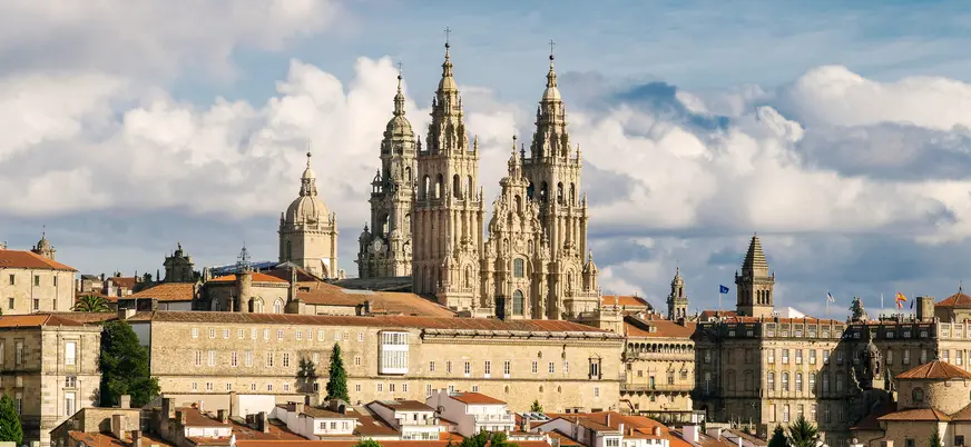 Vista panorámica de la Catedral de Santiago de Compostela y el casco histórico