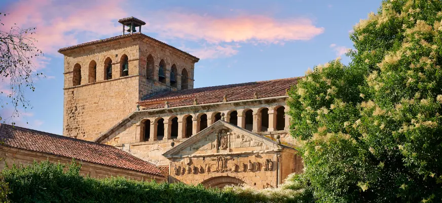 Colegiata de Santa Juliana al atardecer en Santillana del Mar