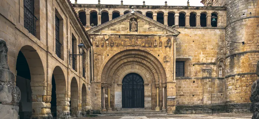 Fachada de la Colegiata de Santa Juliana en Santillana del Mar